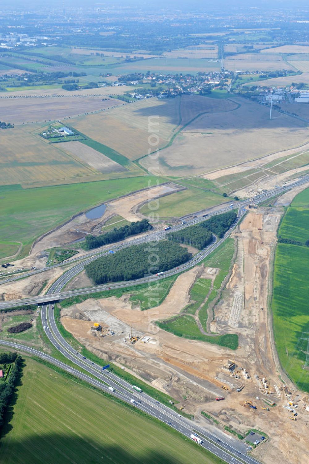 Aerial photograph Schwanebeck - Baustelle vom Autobahndreieck Kreuz Barnim , vormals AD Schwanebeck, mit Aus- und Umbauarbeiten. View of the construction site at the highway triangle Kreuz Barnim.