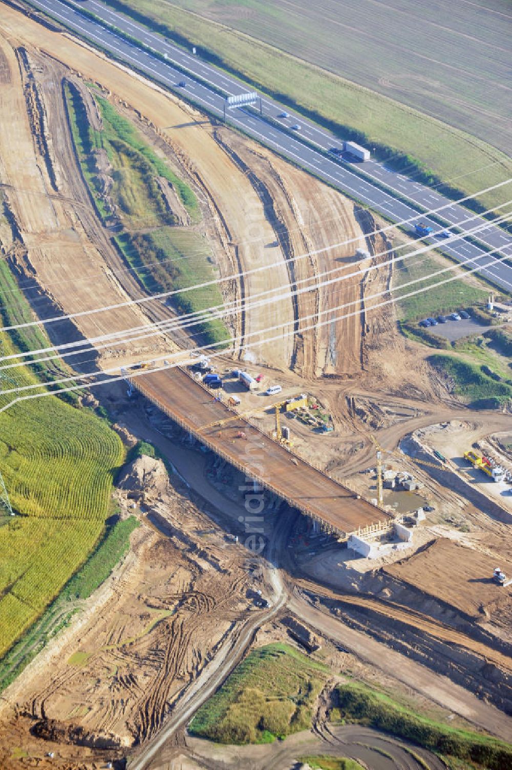 Aerial image Schwanebeck - Baustelle vom Autobahndreieck Kreuz Barnim, vormals AD Schwanebeck, mit Aus- und Umbauarbeiten. Die EUROVIA führt im Auftrag des Landesbetrieb Brandenburg umfangreiche Abbruch-, Erdarbeiten und den Neubau von Brückenbauwerken zum Um- und Ausbau des Autobahndreiecks (AD) Barnim am nördlichen Berliner Ring durch. View of the construction site at the highway triangle Kreuz Barnim.