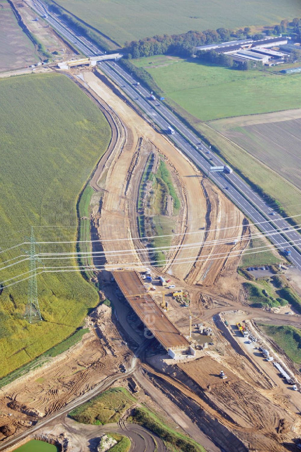 Schwanebeck from above - Baustelle vom Autobahndreieck Kreuz Barnim, vormals AD Schwanebeck, mit Aus- und Umbauarbeiten. Die EUROVIA führt im Auftrag des Landesbetrieb Brandenburg umfangreiche Abbruch-, Erdarbeiten und den Neubau von Brückenbauwerken zum Um- und Ausbau des Autobahndreiecks (AD) Barnim am nördlichen Berliner Ring durch. View of the construction site at the highway triangle Kreuz Barnim.