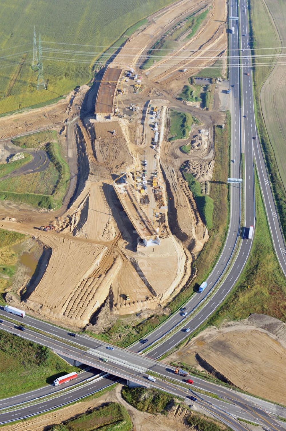 Schwanebeck from the bird's eye view: Baustelle vom Autobahndreieck Kreuz Barnim, vormals AD Schwanebeck, mit Aus- und Umbauarbeiten. Die EUROVIA führt im Auftrag des Landesbetrieb Brandenburg umfangreiche Abbruch-, Erdarbeiten und den Neubau von Brückenbauwerken zum Um- und Ausbau des Autobahndreiecks (AD) Barnim am nördlichen Berliner Ring durch. View of the construction site at the highway triangle Kreuz Barnim.