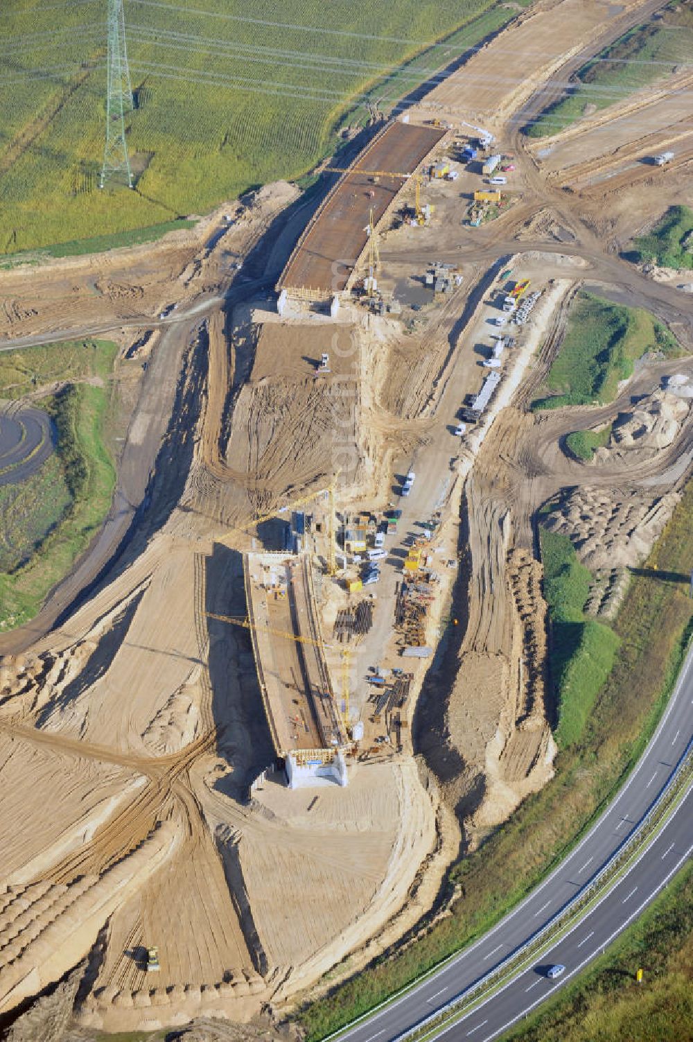 Aerial image Schwanebeck - Baustelle vom Autobahndreieck Kreuz Barnim, vormals AD Schwanebeck, mit Aus- und Umbauarbeiten. Die EUROVIA führt im Auftrag des Landesbetrieb Brandenburg umfangreiche Abbruch-, Erdarbeiten und den Neubau von Brückenbauwerken zum Um- und Ausbau des Autobahndreiecks (AD) Barnim am nördlichen Berliner Ring durch. View of the construction site at the highway triangle Kreuz Barnim.