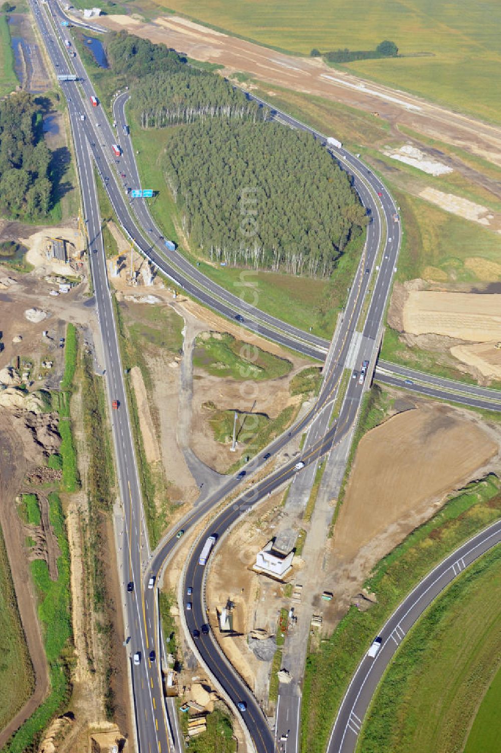 Aerial photograph Schwanebeck - Baustelle vom Autobahndreieck Kreuz Barnim, vormals AD Schwanebeck, mit Aus- und Umbauarbeiten. Die EUROVIA führt im Auftrag des Landesbetrieb Brandenburg umfangreiche Abbruch-, Erdarbeiten und den Neubau von Brückenbauwerken zum Um- und Ausbau des Autobahndreiecks (AD) Barnim am nördlichen Berliner Ring durch. View of the construction site at the highway triangle Kreuz Barnim.