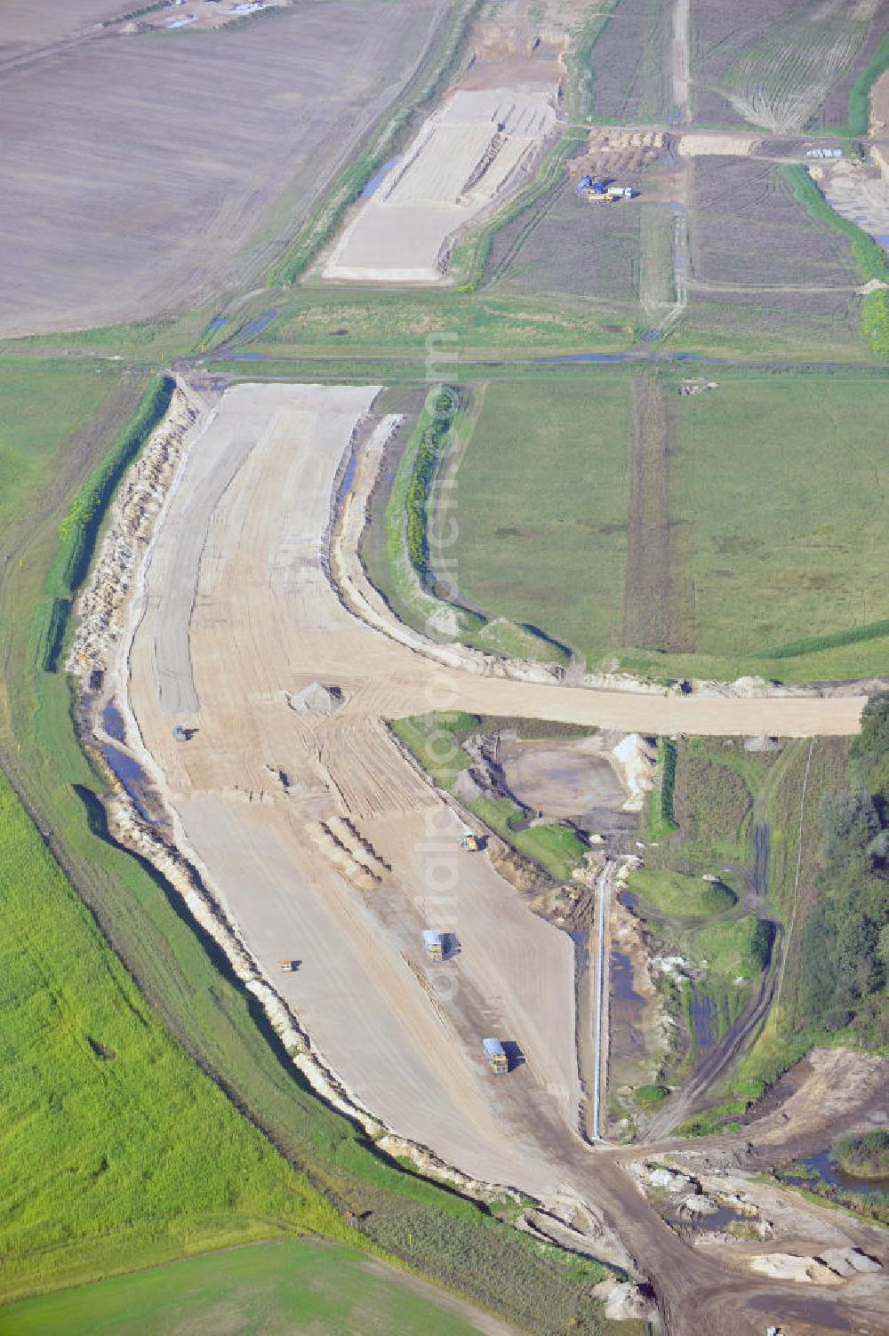 Schwanebeck from above - Baustelle vom Autobahndreieck Kreuz Barnim, vormals AD Schwanebeck, mit Aus- und Umbauarbeiten. Die EUROVIA führt im Auftrag des Landesbetrieb Brandenburg umfangreiche Abbruch-, Erdarbeiten und den Neubau von Brückenbauwerken zum Um- und Ausbau des Autobahndreiecks (AD) Barnim am nördlichen Berliner Ring durch. View of the construction site at the highway triangle Kreuz Barnim.