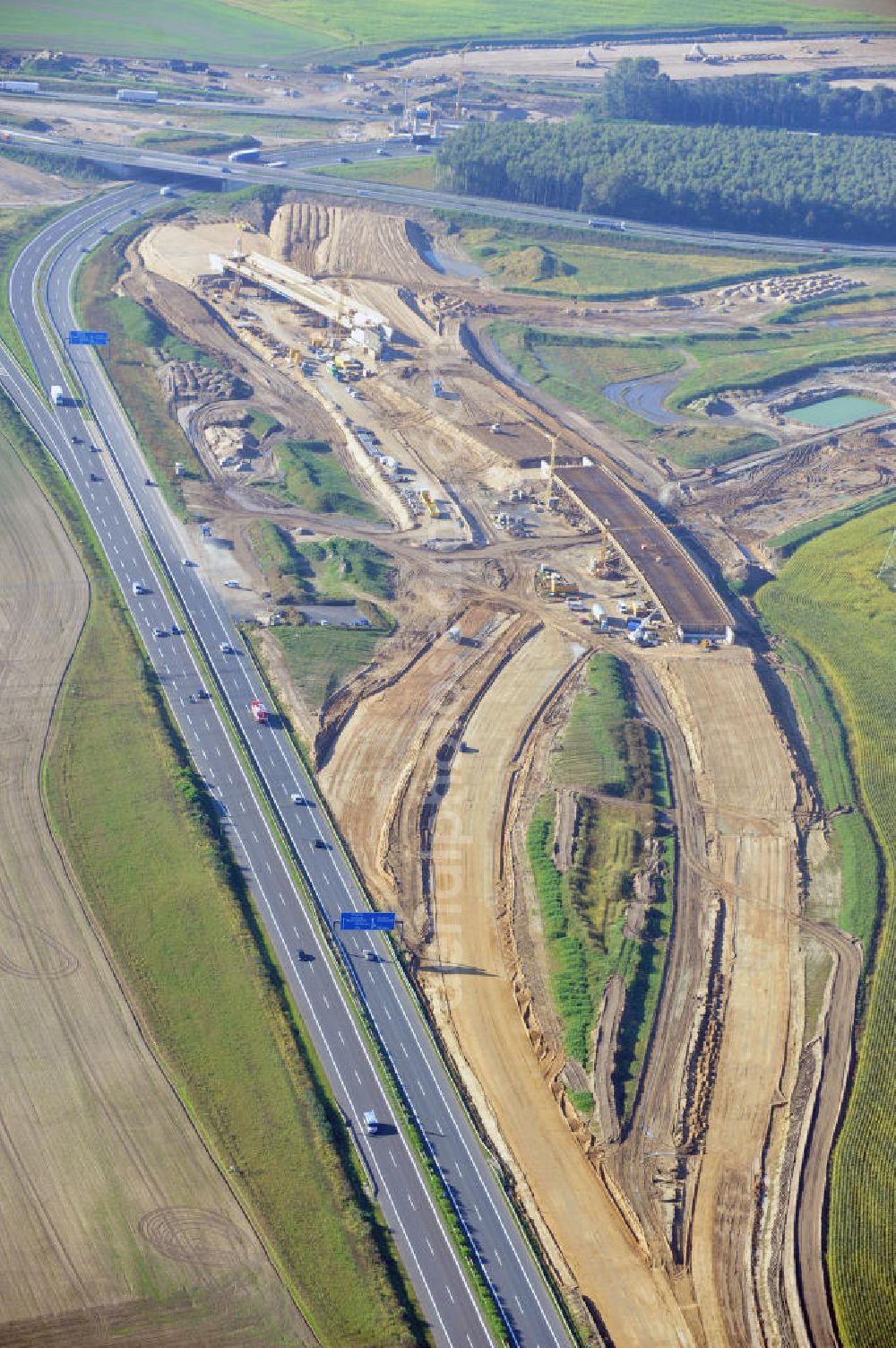 Schwanebeck from above - Baustelle vom Autobahndreieck Kreuz Barnim, vormals AD Schwanebeck, mit Aus- und Umbauarbeiten. Die EUROVIA führt im Auftrag des Landesbetrieb Brandenburg umfangreiche Abbruch-, Erdarbeiten und den Neubau von Brückenbauwerken zum Um- und Ausbau des Autobahndreiecks (AD) Barnim am nördlichen Berliner Ring durch. View of the construction site at the highway triangle Kreuz Barnim.