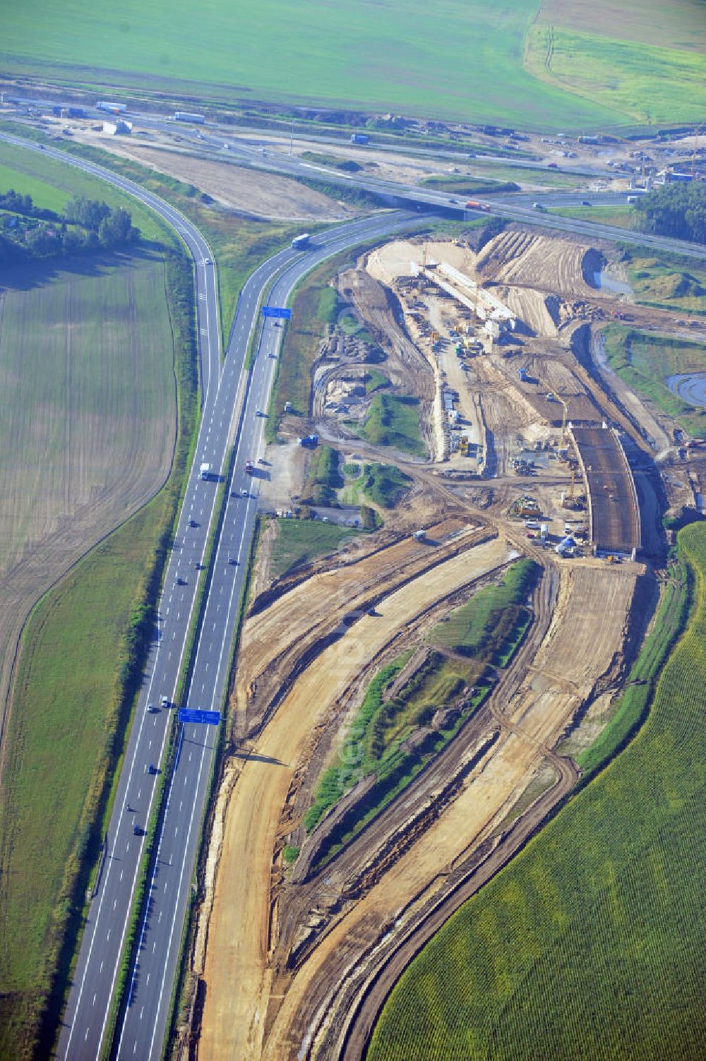 Aerial photograph Schwanebeck - Baustelle vom Autobahndreieck Kreuz Barnim, vormals AD Schwanebeck, mit Aus- und Umbauarbeiten. Die EUROVIA führt im Auftrag des Landesbetrieb Brandenburg umfangreiche Abbruch-, Erdarbeiten und den Neubau von Brückenbauwerken zum Um- und Ausbau des Autobahndreiecks (AD) Barnim am nördlichen Berliner Ring durch. View of the construction site at the highway triangle Kreuz Barnim.