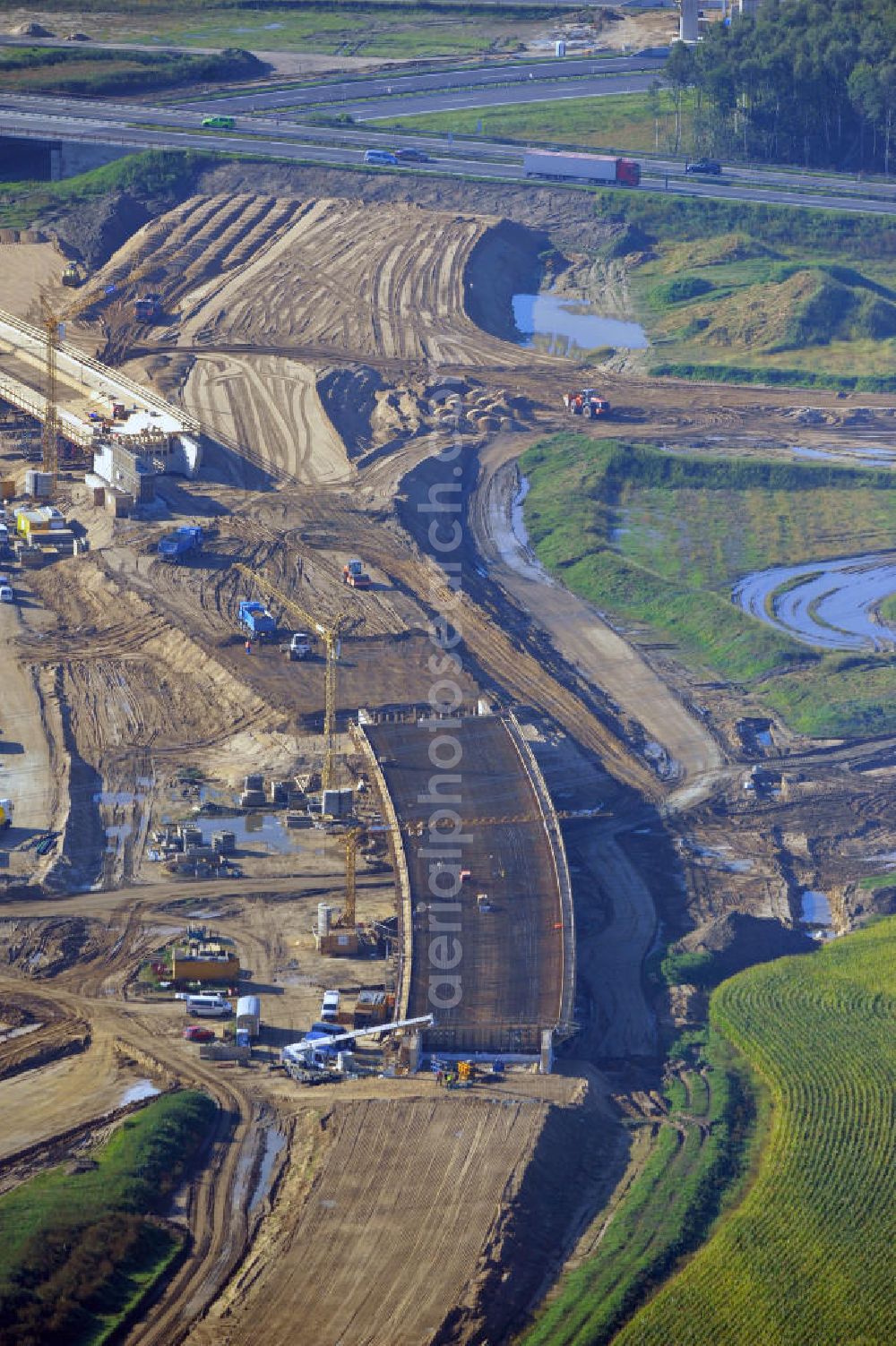 Aerial image Schwanebeck - Baustelle vom Autobahndreieck Kreuz Barnim, vormals AD Schwanebeck, mit Aus- und Umbauarbeiten. Die EUROVIA führt im Auftrag des Landesbetrieb Brandenburg umfangreiche Abbruch-, Erdarbeiten und den Neubau von Brückenbauwerken zum Um- und Ausbau des Autobahndreiecks (AD) Barnim am nördlichen Berliner Ring durch. View of the construction site at the highway triangle Kreuz Barnim.