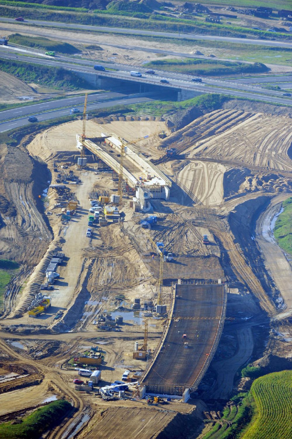 Schwanebeck from above - Baustelle vom Autobahndreieck Kreuz Barnim, vormals AD Schwanebeck, mit Aus- und Umbauarbeiten. Die EUROVIA führt im Auftrag des Landesbetrieb Brandenburg umfangreiche Abbruch-, Erdarbeiten und den Neubau von Brückenbauwerken zum Um- und Ausbau des Autobahndreiecks (AD) Barnim am nördlichen Berliner Ring durch. View of the construction site at the highway triangle Kreuz Barnim.