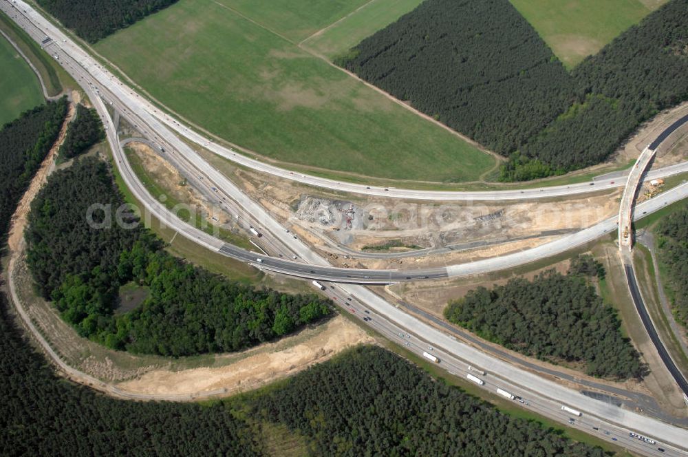 NUTHETAL from above - Das Autobahndreieck Nuthetal (A 10 und A 115) kurz vor der Verkehrsfreigabe der Tangente zum Autobahnkreuz Schönefeld, aufgenommen aus der Luft. Das am stärksten befahrene Autobahnteilstück Brandenburgs wird derzeit für 34 Millionen Euro umgebaut.Die Bauarbeiten des Landesbetriebes Straßenwesen beinhalten u.a. den Ausbau des Verbindungsteilstücks zwischen der A 10 und der A 115 , er wird bis 2010 dauern. Während hier derzeit täglich knapp 153.000 Fahrzeuge gezählt werden, sollen es 2015 bereits mehr als 200.000 sein. beteiligte Firmen sind die SchüßlerPlan Ingenieurgesellschaft, EUROVIA und BERGER