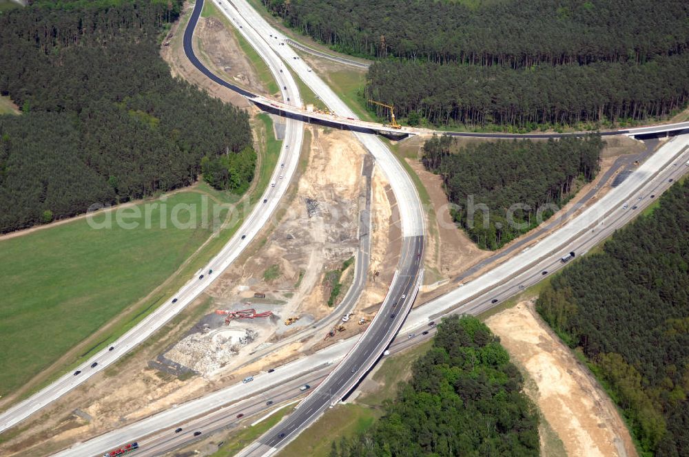 NUTHETAL from the bird's eye view: Das Autobahndreieck Nuthetal (A 10 und A 115) kurz vor der Verkehrsfreigabe der Tangente zum Autobahnkreuz Schönefeld, aufgenommen aus der Luft. Das am stärksten befahrene Autobahnteilstück Brandenburgs wird derzeit für 34 Millionen Euro umgebaut.Die Bauarbeiten des Landesbetriebes Straßenwesen beinhalten u.a. den Ausbau des Verbindungsteilstücks zwischen der A 10 und der A 115 , er wird bis 2010 dauern. Während hier derzeit täglich knapp 153.000 Fahrzeuge gezählt werden, sollen es 2015 bereits mehr als 200.000 sein. beteiligte Firmen sind die SchüßlerPlan Ingenieurgesellschaft, EUROVIA und BERGER