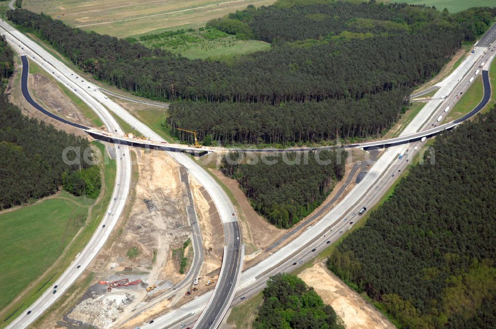 Aerial image NUTHETAL - Das Autobahndreieck Nuthetal (A 10 und A 115) kurz vor der Verkehrsfreigabe der Tangente zum Autobahnkreuz Schönefeld, aufgenommen aus der Luft. Das am stärksten befahrene Autobahnteilstück Brandenburgs wird derzeit für 34 Millionen Euro umgebaut.Die Bauarbeiten des Landesbetriebes Straßenwesen beinhalten u.a. den Ausbau des Verbindungsteilstücks zwischen der A 10 und der A 115 , er wird bis 2010 dauern. Während hier derzeit täglich knapp 153.000 Fahrzeuge gezählt werden, sollen es 2015 bereits mehr als 200.000 sein. beteiligte Firmen sind die SchüßlerPlan Ingenieurgesellschaft, EUROVIA und BERGER