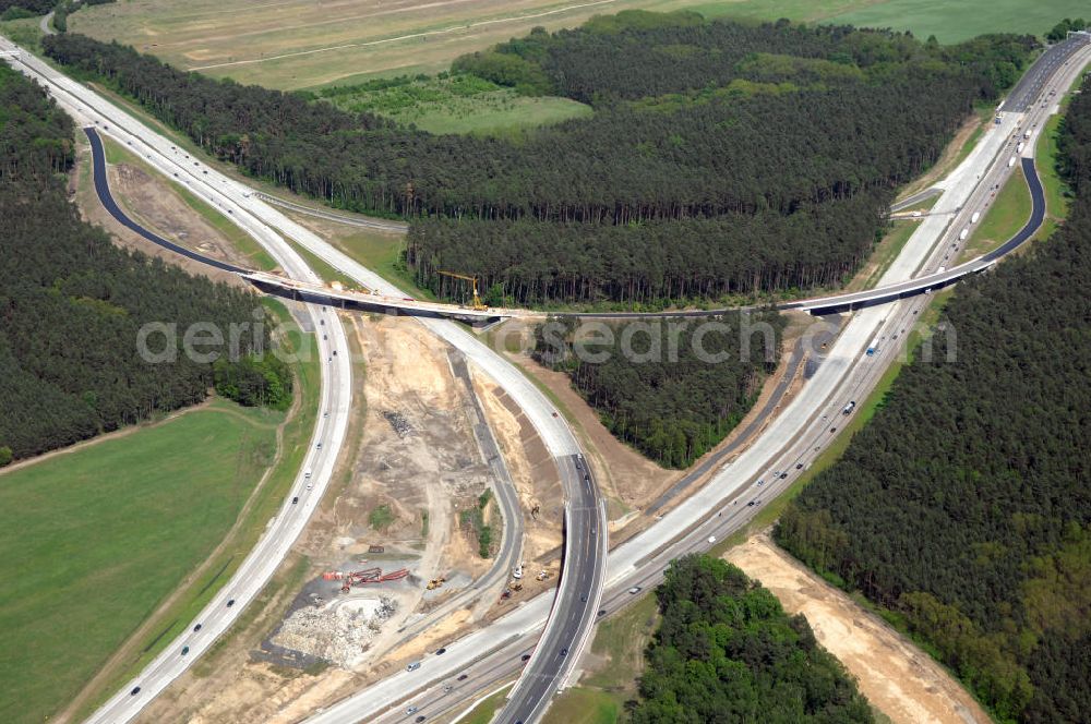 Aerial photograph NUTHETAL - Das Autobahndreieck Nuthetal (A 10 und A 115) kurz vor der Verkehrsfreigabe der Tangente zum Autobahnkreuz Schönefeld, aufgenommen aus der Luft. Das am stärksten befahrene Autobahnteilstück Brandenburgs wird derzeit für 34 Millionen Euro umgebaut.Die Bauarbeiten des Landesbetriebes Straßenwesen beinhalten u.a. den Ausbau des Verbindungsteilstücks zwischen der A 10 und der A 115 , er wird bis 2010 dauern. Während hier derzeit täglich knapp 153.000 Fahrzeuge gezählt werden, sollen es 2015 bereits mehr als 200.000 sein. beteiligte Firmen sind die SchüßlerPlan Ingenieurgesellschaft, EUROVIA und BERGER