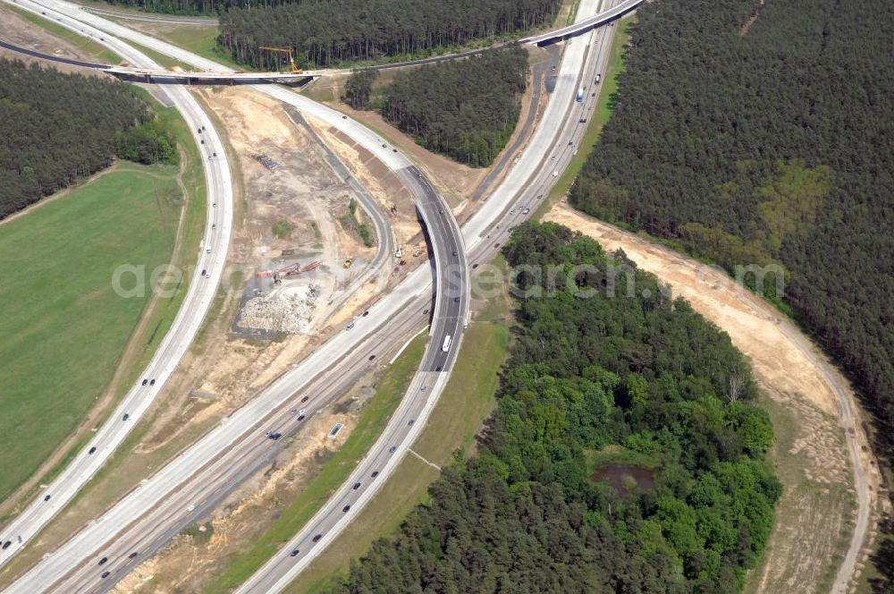 NUTHETAL from above - Das Autobahndreieck Nuthetal (A 10 und A 115) kurz vor der Verkehrsfreigabe der Tangente zum Autobahnkreuz Schönefeld, aufgenommen aus der Luft. Das am stärksten befahrene Autobahnteilstück Brandenburgs wird derzeit für 34 Millionen Euro umgebaut.Die Bauarbeiten des Landesbetriebes Straßenwesen beinhalten u.a. den Ausbau des Verbindungsteilstücks zwischen der A 10 und der A 115 , er wird bis 2010 dauern. Während hier derzeit täglich knapp 153.000 Fahrzeuge gezählt werden, sollen es 2015 bereits mehr als 200.000 sein. beteiligte Firmen sind die SchüßlerPlan Ingenieurgesellschaft, EUROVIA und BERGER