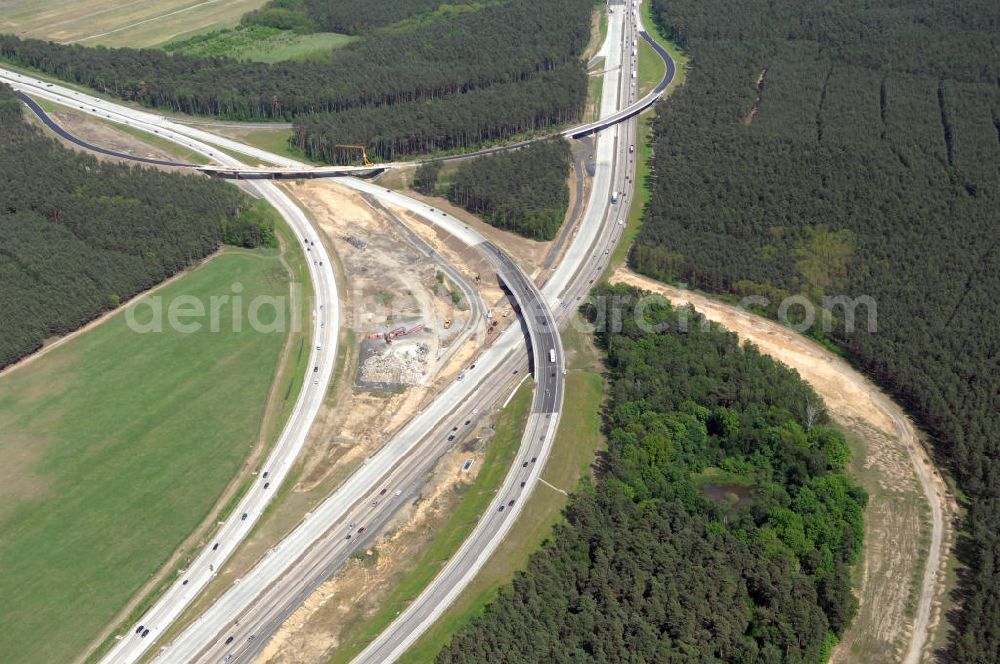 NUTHETAL from the bird's eye view: Das Autobahndreieck Nuthetal (A 10 und A 115) kurz vor der Verkehrsfreigabe der Tangente zum Autobahnkreuz Schönefeld, aufgenommen aus der Luft. Das am stärksten befahrene Autobahnteilstück Brandenburgs wird derzeit für 34 Millionen Euro umgebaut.Die Bauarbeiten des Landesbetriebes Straßenwesen beinhalten u.a. den Ausbau des Verbindungsteilstücks zwischen der A 10 und der A 115 , er wird bis 2010 dauern. Während hier derzeit täglich knapp 153.000 Fahrzeuge gezählt werden, sollen es 2015 bereits mehr als 200.000 sein. beteiligte Firmen sind die SchüßlerPlan Ingenieurgesellschaft, EUROVIA und BERGER