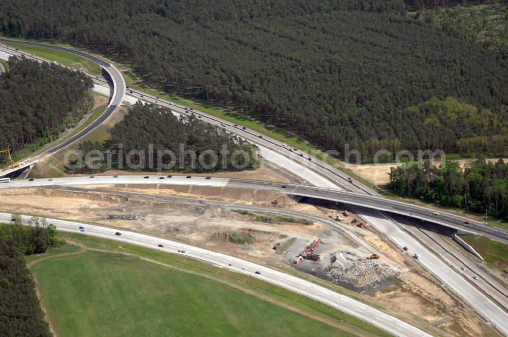 Aerial image NUTHETAL - Das Autobahndreieck Nuthetal (A 10 und A 115) kurz vor der Verkehrsfreigabe der Tangente zum Autobahnkreuz Schönefeld, aufgenommen aus der Luft. Das am stärksten befahrene Autobahnteilstück Brandenburgs wird derzeit für 34 Millionen Euro umgebaut.Die Bauarbeiten des Landesbetriebes Straßenwesen beinhalten u.a. den Ausbau des Verbindungsteilstücks zwischen der A 10 und der A 115 , er wird bis 2010 dauern. Während hier derzeit täglich knapp 153.000 Fahrzeuge gezählt werden, sollen es 2015 bereits mehr als 200.000 sein. beteiligte Firmen sind die SchüßlerPlan Ingenieurgesellschaft, EUROVIA und BERGER