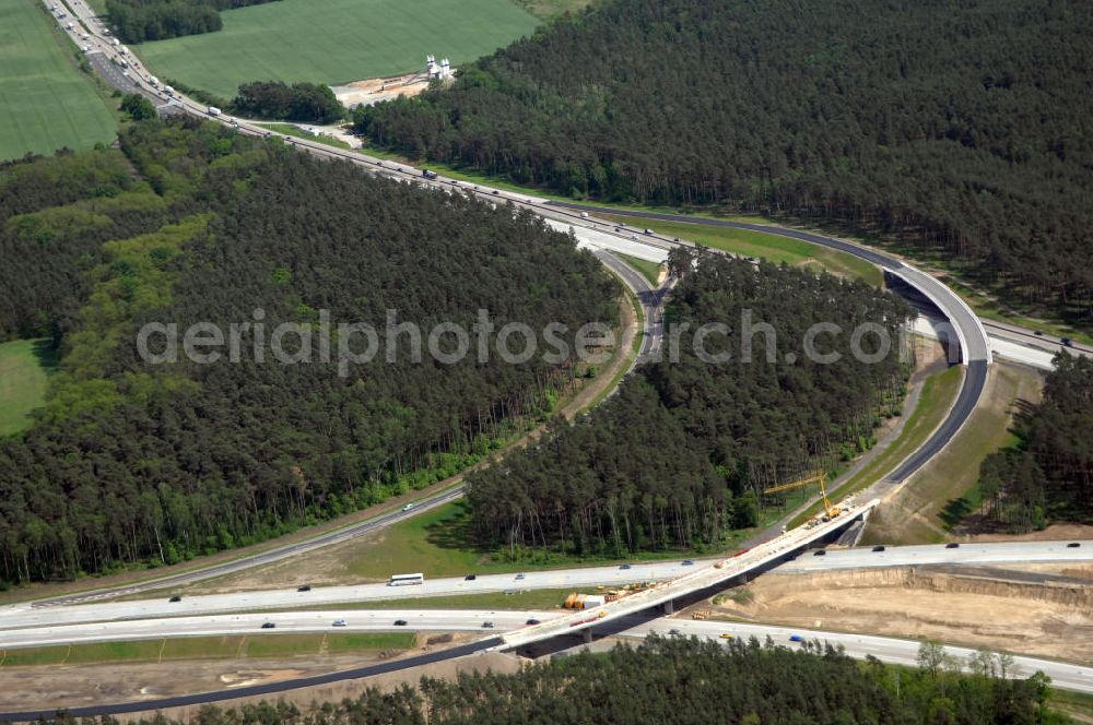 NUTHETAL from above - Das Autobahndreieck Nuthetal (A 10 und A 115) kurz vor der Verkehrsfreigabe der Tangente zum Autobahnkreuz Schönefeld, aufgenommen aus der Luft. Das am stärksten befahrene Autobahnteilstück Brandenburgs wird derzeit für 34 Millionen Euro umgebaut.Die Bauarbeiten des Landesbetriebes Straßenwesen beinhalten u.a. den Ausbau des Verbindungsteilstücks zwischen der A 10 und der A 115 , er wird bis 2010 dauern. Während hier derzeit täglich knapp 153.000 Fahrzeuge gezählt werden, sollen es 2015 bereits mehr als 200.000 sein. beteiligte Firmen sind die SchüßlerPlan Ingenieurgesellschaft, EUROVIA und BERGER