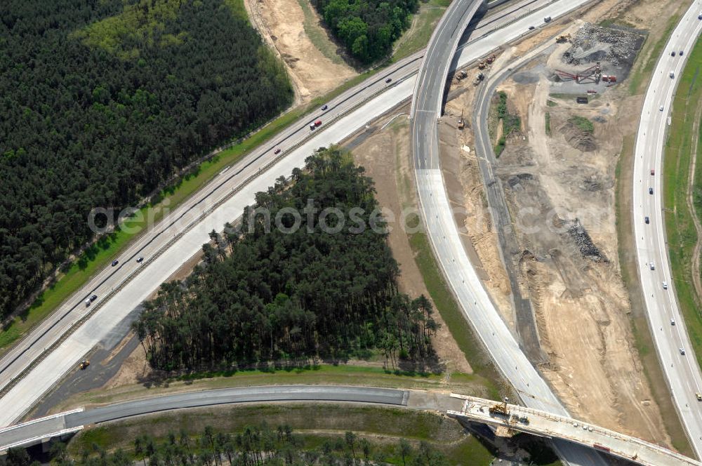 Aerial image NUTHETAL - Das Autobahndreieck Nuthetal (A 10 und A 115) kurz vor der Verkehrsfreigabe der Tangente zum Autobahnkreuz Schönefeld, aufgenommen aus der Luft. Das am stärksten befahrene Autobahnteilstück Brandenburgs wird derzeit für 34 Millionen Euro umgebaut.Die Bauarbeiten des Landesbetriebes Straßenwesen beinhalten u.a. den Ausbau des Verbindungsteilstücks zwischen der A 10 und der A 115 , er wird bis 2010 dauern. Während hier derzeit täglich knapp 153.000 Fahrzeuge gezählt werden, sollen es 2015 bereits mehr als 200.000 sein. beteiligte Firmen sind die SchüßlerPlan Ingenieurgesellschaft, EUROVIA und BERGER