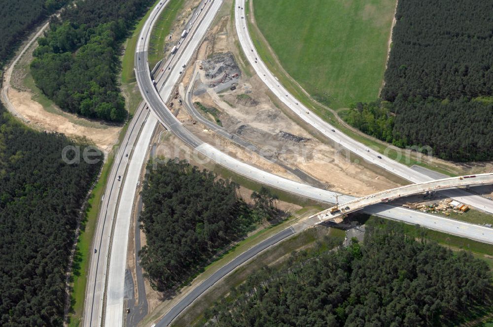 NUTHETAL from above - Das Autobahndreieck Nuthetal (A 10 und A 115) kurz vor der Verkehrsfreigabe der Tangente zum Autobahnkreuz Schönefeld, aufgenommen aus der Luft. Das am stärksten befahrene Autobahnteilstück Brandenburgs wird derzeit für 34 Millionen Euro umgebaut.Die Bauarbeiten des Landesbetriebes Straßenwesen beinhalten u.a. den Ausbau des Verbindungsteilstücks zwischen der A 10 und der A 115 , er wird bis 2010 dauern. Während hier derzeit täglich knapp 153.000 Fahrzeuge gezählt werden, sollen es 2015 bereits mehr als 200.000 sein. beteiligte Firmen sind die SchüßlerPlan Ingenieurgesellschaft, EUROVIA und BERGER