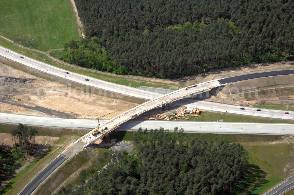 Aerial image NUTHETAL - Das Autobahndreieck Nuthetal (A 10 und A 115) kurz vor der Verkehrsfreigabe der Tangente zum Autobahnkreuz Schönefeld, aufgenommen aus der Luft. Das am stärksten befahrene Autobahnteilstück Brandenburgs wird derzeit für 34 Millionen Euro umgebaut.Die Bauarbeiten des Landesbetriebes Straßenwesen beinhalten u.a. den Ausbau des Verbindungsteilstücks zwischen der A 10 und der A 115 , er wird bis 2010 dauern. Während hier derzeit täglich knapp 153.000 Fahrzeuge gezählt werden, sollen es 2015 bereits mehr als 200.000 sein. beteiligte Firmen sind die SchüßlerPlan Ingenieurgesellschaft, EUROVIA und BERGER