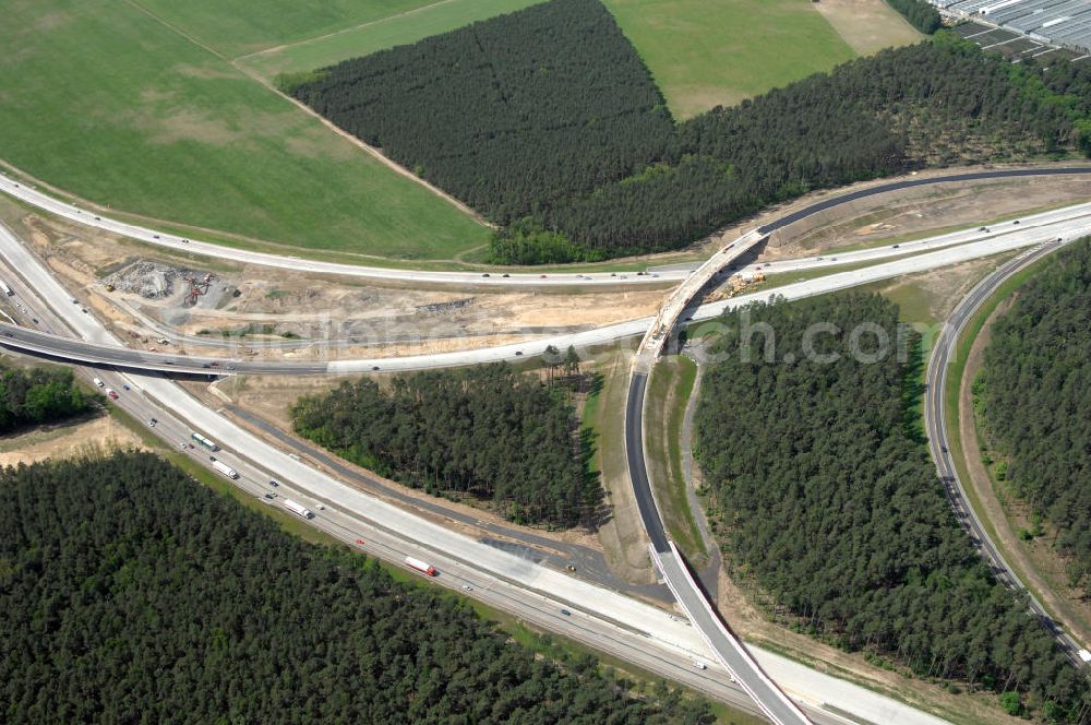 Aerial photograph NUTHETAL - Das Autobahndreieck Nuthetal (A 10 und A 115) kurz vor der Verkehrsfreigabe der Tangente zum Autobahnkreuz Schönefeld, aufgenommen aus der Luft. Das am stärksten befahrene Autobahnteilstück Brandenburgs wird derzeit für 34 Millionen Euro umgebaut.Die Bauarbeiten des Landesbetriebes Straßenwesen beinhalten u.a. den Ausbau des Verbindungsteilstücks zwischen der A 10 und der A 115 , er wird bis 2010 dauern. Während hier derzeit täglich knapp 153.000 Fahrzeuge gezählt werden, sollen es 2015 bereits mehr als 200.000 sein. beteiligte Firmen sind die SchüßlerPlan Ingenieurgesellschaft, EUROVIA und BERGER