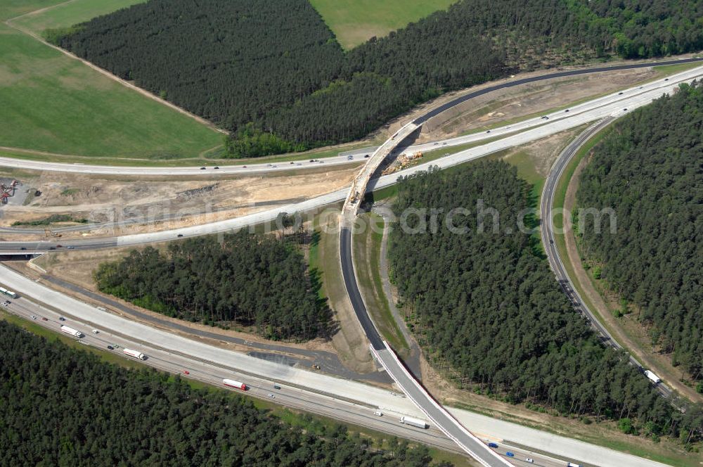 NUTHETAL from above - Das Autobahndreieck Nuthetal (A 10 und A 115) kurz vor der Verkehrsfreigabe der Tangente zum Autobahnkreuz Schönefeld, aufgenommen aus der Luft. Das am stärksten befahrene Autobahnteilstück Brandenburgs wird derzeit für 34 Millionen Euro umgebaut.Die Bauarbeiten des Landesbetriebes Straßenwesen beinhalten u.a. den Ausbau des Verbindungsteilstücks zwischen der A 10 und der A 115 , er wird bis 2010 dauern. Während hier derzeit täglich knapp 153.000 Fahrzeuge gezählt werden, sollen es 2015 bereits mehr als 200.000 sein. beteiligte Firmen sind die SchüßlerPlan Ingenieurgesellschaft, EUROVIA und BERGER