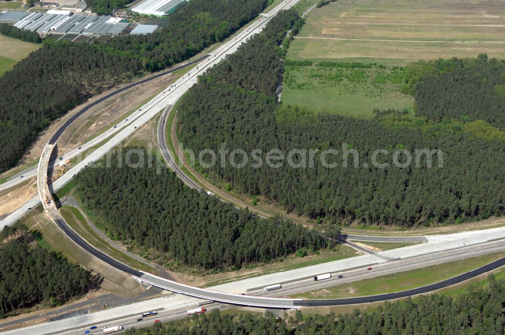 Aerial image NUTHETAL - Das Autobahndreieck Nuthetal (A 10 und A 115) kurz vor der Verkehrsfreigabe der Tangente zum Autobahnkreuz Schönefeld, aufgenommen aus der Luft. Das am stärksten befahrene Autobahnteilstück Brandenburgs wird derzeit für 34 Millionen Euro umgebaut.Die Bauarbeiten des Landesbetriebes Straßenwesen beinhalten u.a. den Ausbau des Verbindungsteilstücks zwischen der A 10 und der A 115 , er wird bis 2010 dauern. Während hier derzeit täglich knapp 153.000 Fahrzeuge gezählt werden, sollen es 2015 bereits mehr als 200.000 sein. beteiligte Firmen sind die SchüßlerPlan Ingenieurgesellschaft, EUROVIA und BERGER