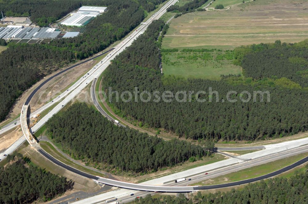 Aerial photograph NUTHETAL - Das Autobahndreieck Nuthetal (A 10 und A 115) kurz vor der Verkehrsfreigabe der Tangente zum Autobahnkreuz Schönefeld, aufgenommen aus der Luft. Das am stärksten befahrene Autobahnteilstück Brandenburgs wird derzeit für 34 Millionen Euro umgebaut.Die Bauarbeiten des Landesbetriebes Straßenwesen beinhalten u.a. den Ausbau des Verbindungsteilstücks zwischen der A 10 und der A 115 , er wird bis 2010 dauern. Während hier derzeit täglich knapp 153.000 Fahrzeuge gezählt werden, sollen es 2015 bereits mehr als 200.000 sein. beteiligte Firmen sind die SchüßlerPlan Ingenieurgesellschaft, EUROVIA und BERGER