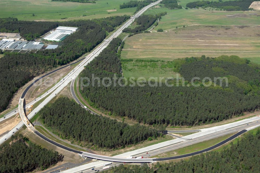 NUTHETAL from above - Das Autobahndreieck Nuthetal (A 10 und A 115) kurz vor der Verkehrsfreigabe der Tangente zum Autobahnkreuz Schönefeld, aufgenommen aus der Luft. Das am stärksten befahrene Autobahnteilstück Brandenburgs wird derzeit für 34 Millionen Euro umgebaut.Die Bauarbeiten des Landesbetriebes Straßenwesen beinhalten u.a. den Ausbau des Verbindungsteilstücks zwischen der A 10 und der A 115 , er wird bis 2010 dauern. Während hier derzeit täglich knapp 153.000 Fahrzeuge gezählt werden, sollen es 2015 bereits mehr als 200.000 sein. beteiligte Firmen sind die SchüßlerPlan Ingenieurgesellschaft, EUROVIA und BERGER