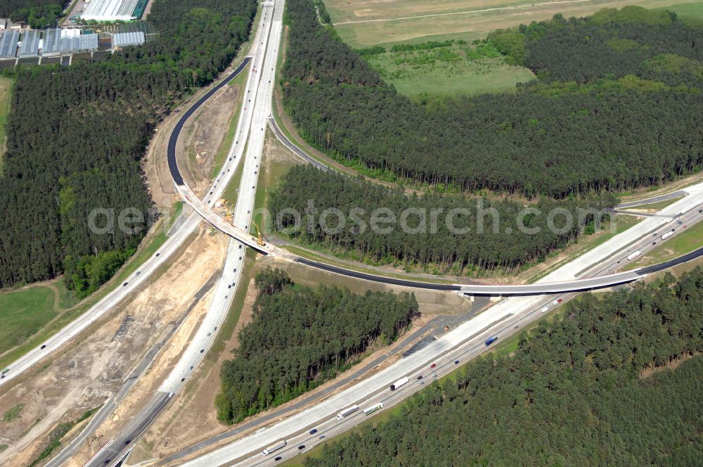 NUTHETAL from the bird's eye view: Das Autobahndreieck Nuthetal (A 10 und A 115) kurz vor der Verkehrsfreigabe der Tangente zum Autobahnkreuz Schönefeld, aufgenommen aus der Luft. Das am stärksten befahrene Autobahnteilstück Brandenburgs wird derzeit für 34 Millionen Euro umgebaut.Die Bauarbeiten des Landesbetriebes Straßenwesen beinhalten u.a. den Ausbau des Verbindungsteilstücks zwischen der A 10 und der A 115 , er wird bis 2010 dauern. Während hier derzeit täglich knapp 153.000 Fahrzeuge gezählt werden, sollen es 2015 bereits mehr als 200.000 sein. beteiligte Firmen sind die SchüßlerPlan Ingenieurgesellschaft, EUROVIA und BERGER