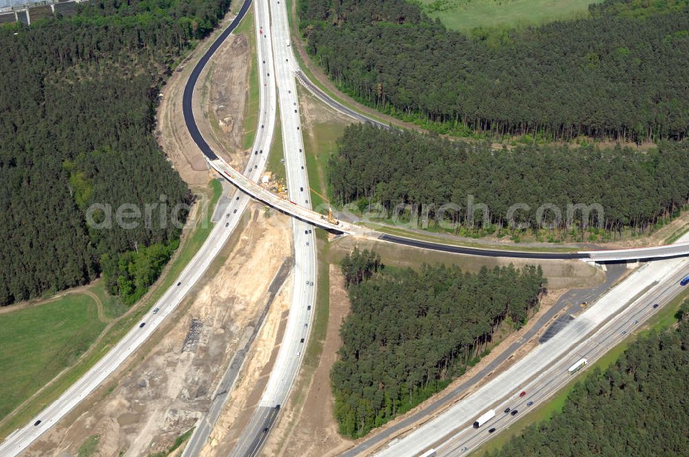 Aerial image NUTHETAL - Das Autobahndreieck Nuthetal (A 10 und A 115) kurz vor der Verkehrsfreigabe der Tangente zum Autobahnkreuz Schönefeld, aufgenommen aus der Luft. Das am stärksten befahrene Autobahnteilstück Brandenburgs wird derzeit für 34 Millionen Euro umgebaut.Die Bauarbeiten des Landesbetriebes Straßenwesen beinhalten u.a. den Ausbau des Verbindungsteilstücks zwischen der A 10 und der A 115 , er wird bis 2010 dauern. Während hier derzeit täglich knapp 153.000 Fahrzeuge gezählt werden, sollen es 2015 bereits mehr als 200.000 sein. beteiligte Firmen sind die SchüßlerPlan Ingenieurgesellschaft, EUROVIA und BERGER