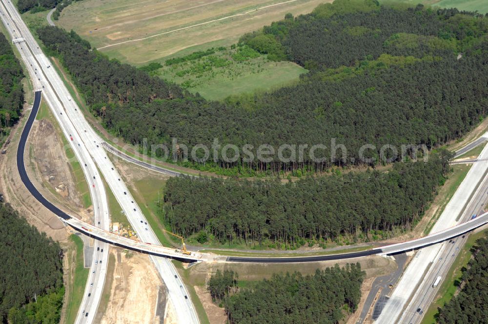 Aerial photograph NUTHETAL - Das Autobahndreieck Nuthetal (A 10 und A 115) kurz vor der Verkehrsfreigabe der Tangente zum Autobahnkreuz Schönefeld, aufgenommen aus der Luft. Das am stärksten befahrene Autobahnteilstück Brandenburgs wird derzeit für 34 Millionen Euro umgebaut.Die Bauarbeiten des Landesbetriebes Straßenwesen beinhalten u.a. den Ausbau des Verbindungsteilstücks zwischen der A 10 und der A 115 , er wird bis 2010 dauern. Während hier derzeit täglich knapp 153.000 Fahrzeuge gezählt werden, sollen es 2015 bereits mehr als 200.000 sein. beteiligte Firmen sind die SchüßlerPlan Ingenieurgesellschaft, EUROVIA und BERGER