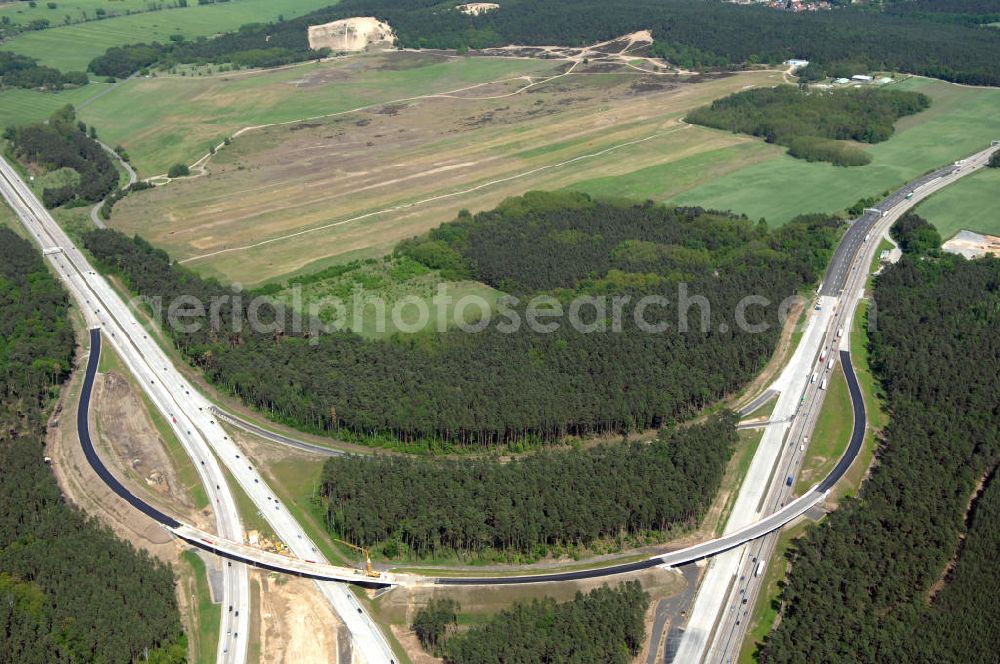 NUTHETAL from above - Das Autobahndreieck Nuthetal (A 10 und A 115) kurz vor der Verkehrsfreigabe der Tangente zum Autobahnkreuz Schönefeld, aufgenommen aus der Luft. Das am stärksten befahrene Autobahnteilstück Brandenburgs wird derzeit für 34 Millionen Euro umgebaut.Die Bauarbeiten des Landesbetriebes Straßenwesen beinhalten u.a. den Ausbau des Verbindungsteilstücks zwischen der A 10 und der A 115 , er wird bis 2010 dauern. Während hier derzeit täglich knapp 153.000 Fahrzeuge gezählt werden, sollen es 2015 bereits mehr als 200.000 sein. beteiligte Firmen sind die SchüßlerPlan Ingenieurgesellschaft, EUROVIA und BERGER