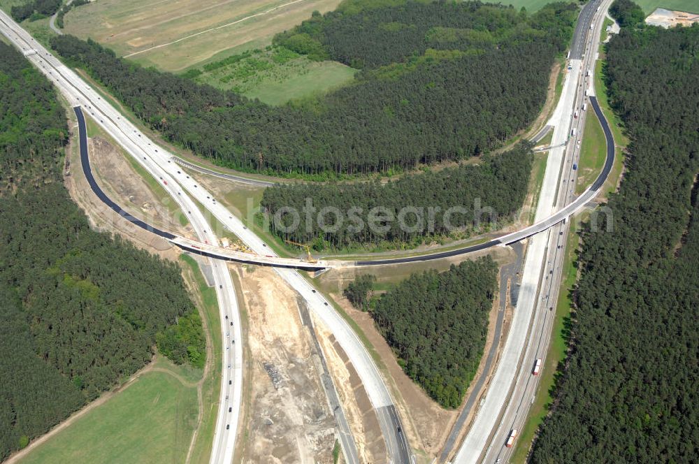 NUTHETAL from the bird's eye view: Das Autobahndreieck Nuthetal (A 10 und A 115) kurz vor der Verkehrsfreigabe der Tangente zum Autobahnkreuz Schönefeld, aufgenommen aus der Luft. Das am stärksten befahrene Autobahnteilstück Brandenburgs wird derzeit für 34 Millionen Euro umgebaut.Die Bauarbeiten des Landesbetriebes Straßenwesen beinhalten u.a. den Ausbau des Verbindungsteilstücks zwischen der A 10 und der A 115 , er wird bis 2010 dauern. Während hier derzeit täglich knapp 153.000 Fahrzeuge gezählt werden, sollen es 2015 bereits mehr als 200.000 sein. beteiligte Firmen sind die SchüßlerPlan Ingenieurgesellschaft, EUROVIA und BERGER