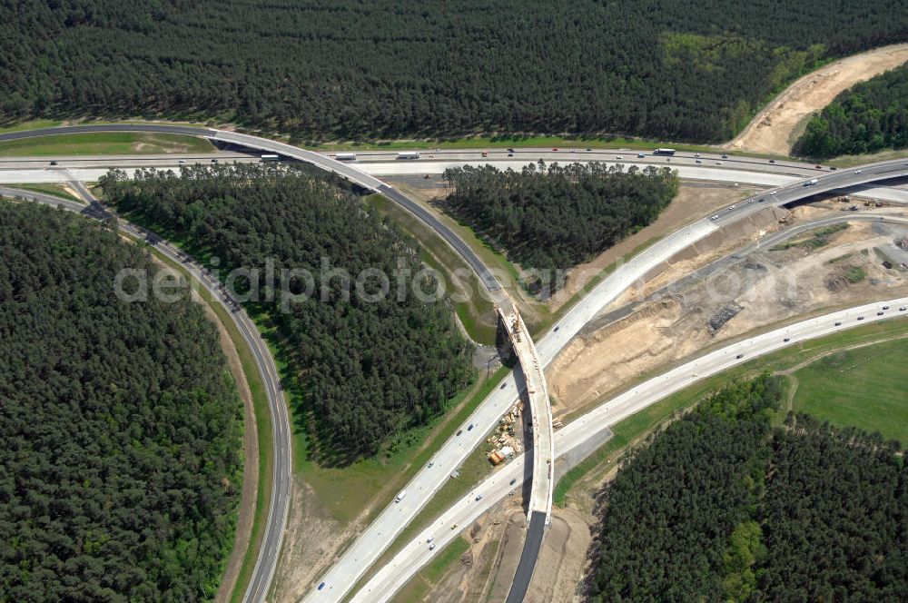 Aerial image NUTHETAL - Das Autobahndreieck Nuthetal (A 10 und A 115) kurz vor der Verkehrsfreigabe der Tangente zum Autobahnkreuz Schönefeld, aufgenommen aus der Luft. Das am stärksten befahrene Autobahnteilstück Brandenburgs wird derzeit für 34 Millionen Euro umgebaut.Die Bauarbeiten des Landesbetriebes Straßenwesen beinhalten u.a. den Ausbau des Verbindungsteilstücks zwischen der A 10 und der A 115 , er wird bis 2010 dauern. Während hier derzeit täglich knapp 153.000 Fahrzeuge gezählt werden, sollen es 2015 bereits mehr als 200.000 sein. beteiligte Firmen sind die SchüßlerPlan Ingenieurgesellschaft, EUROVIA und BERGER