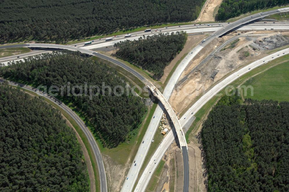 Aerial photograph NUTHETAL - Das Autobahndreieck Nuthetal (A 10 und A 115) kurz vor der Verkehrsfreigabe der Tangente zum Autobahnkreuz Schönefeld, aufgenommen aus der Luft. Das am stärksten befahrene Autobahnteilstück Brandenburgs wird derzeit für 34 Millionen Euro umgebaut.Die Bauarbeiten des Landesbetriebes Straßenwesen beinhalten u.a. den Ausbau des Verbindungsteilstücks zwischen der A 10 und der A 115 , er wird bis 2010 dauern. Während hier derzeit täglich knapp 153.000 Fahrzeuge gezählt werden, sollen es 2015 bereits mehr als 200.000 sein. beteiligte Firmen sind die SchüßlerPlan Ingenieurgesellschaft, EUROVIA und BERGER