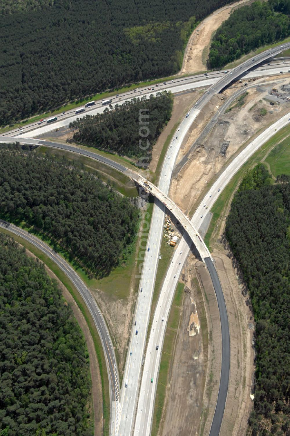 NUTHETAL from above - Das Autobahndreieck Nuthetal (A 10 und A 115) kurz vor der Verkehrsfreigabe der Tangente zum Autobahnkreuz Schönefeld, aufgenommen aus der Luft. Das am stärksten befahrene Autobahnteilstück Brandenburgs wird derzeit für 34 Millionen Euro umgebaut.Die Bauarbeiten des Landesbetriebes Straßenwesen beinhalten u.a. den Ausbau des Verbindungsteilstücks zwischen der A 10 und der A 115 , er wird bis 2010 dauern. Während hier derzeit täglich knapp 153.000 Fahrzeuge gezählt werden, sollen es 2015 bereits mehr als 200.000 sein. beteiligte Firmen sind die SchüßlerPlan Ingenieurgesellschaft, EUROVIA und BERGER