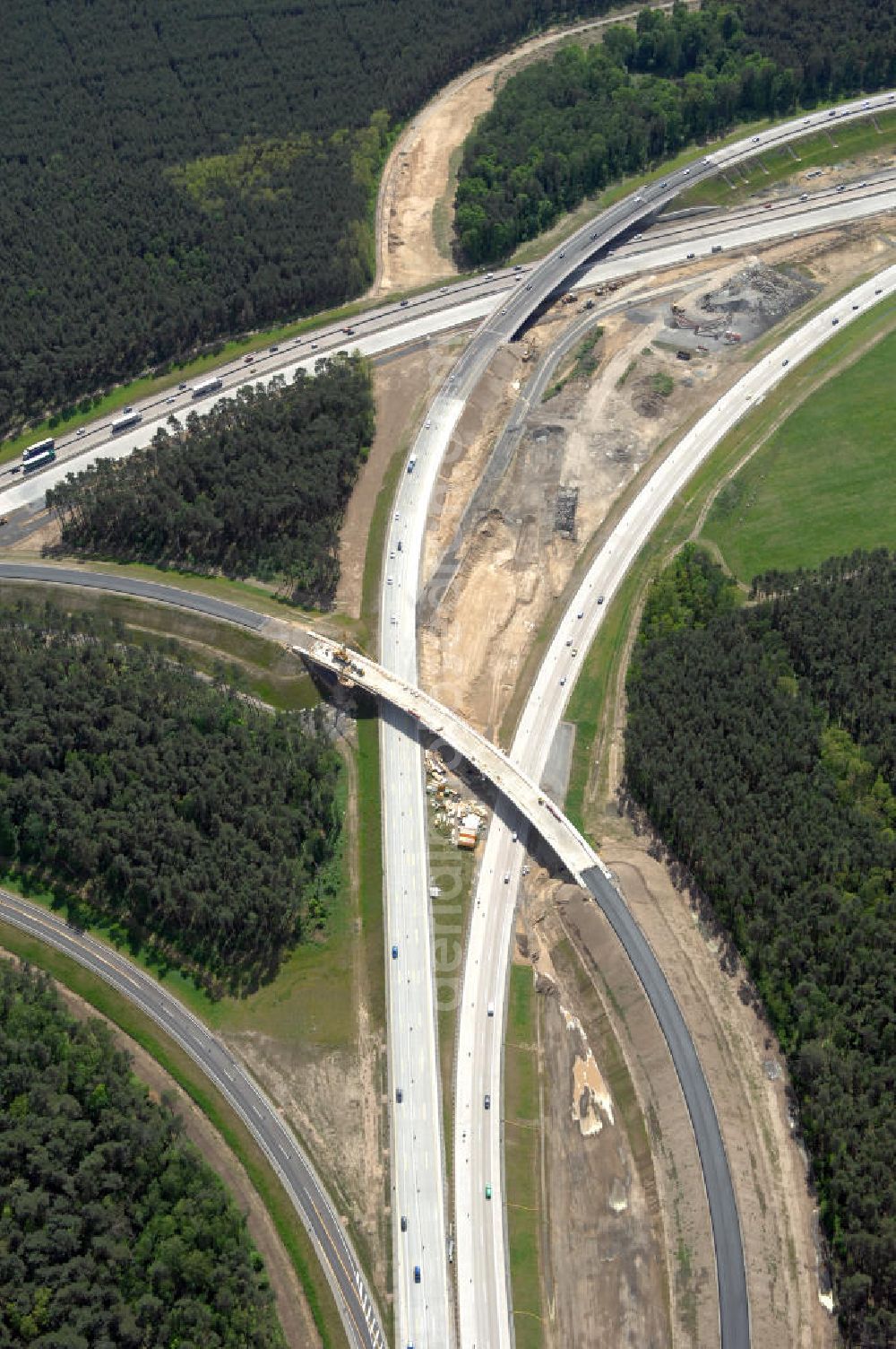 NUTHETAL from the bird's eye view: Das Autobahndreieck Nuthetal (A 10 und A 115) kurz vor der Verkehrsfreigabe der Tangente zum Autobahnkreuz Schönefeld, aufgenommen aus der Luft. Das am stärksten befahrene Autobahnteilstück Brandenburgs wird derzeit für 34 Millionen Euro umgebaut.Die Bauarbeiten des Landesbetriebes Straßenwesen beinhalten u.a. den Ausbau des Verbindungsteilstücks zwischen der A 10 und der A 115 , er wird bis 2010 dauern. Während hier derzeit täglich knapp 153.000 Fahrzeuge gezählt werden, sollen es 2015 bereits mehr als 200.000 sein. beteiligte Firmen sind die SchüßlerPlan Ingenieurgesellschaft, EUROVIA und BERGER