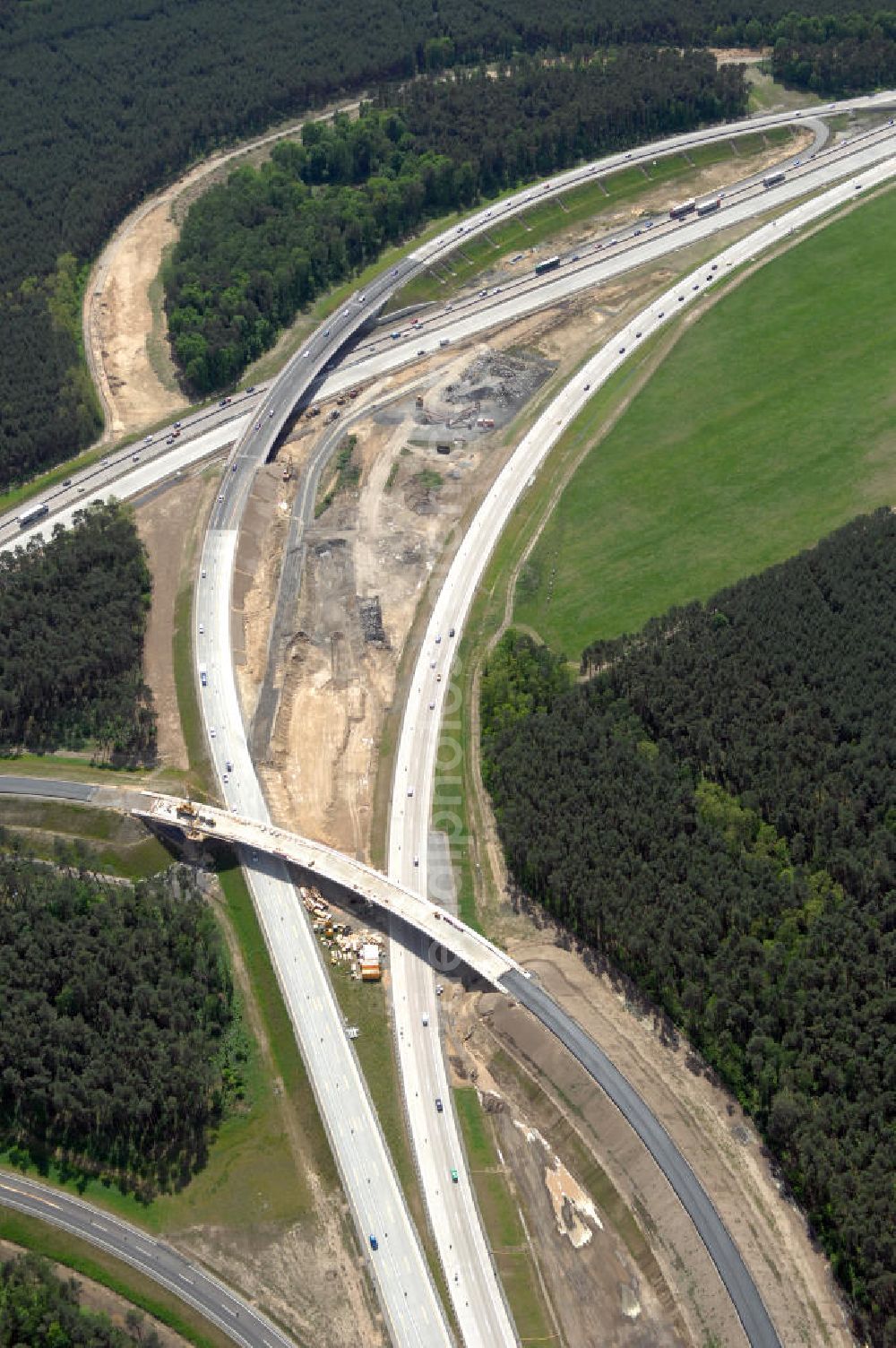 Aerial image NUTHETAL - Das Autobahndreieck Nuthetal (A 10 und A 115) kurz vor der Verkehrsfreigabe der Tangente zum Autobahnkreuz Schönefeld, aufgenommen aus der Luft. Das am stärksten befahrene Autobahnteilstück Brandenburgs wird derzeit für 34 Millionen Euro umgebaut.Die Bauarbeiten des Landesbetriebes Straßenwesen beinhalten u.a. den Ausbau des Verbindungsteilstücks zwischen der A 10 und der A 115 , er wird bis 2010 dauern. Während hier derzeit täglich knapp 153.000 Fahrzeuge gezählt werden, sollen es 2015 bereits mehr als 200.000 sein. beteiligte Firmen sind die SchüßlerPlan Ingenieurgesellschaft, EUROVIA und BERGER