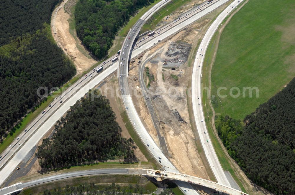 Aerial photograph NUTHETAL - Das Autobahndreieck Nuthetal (A 10 und A 115) kurz vor der Verkehrsfreigabe der Tangente zum Autobahnkreuz Schönefeld, aufgenommen aus der Luft. Das am stärksten befahrene Autobahnteilstück Brandenburgs wird derzeit für 34 Millionen Euro umgebaut.Die Bauarbeiten des Landesbetriebes Straßenwesen beinhalten u.a. den Ausbau des Verbindungsteilstücks zwischen der A 10 und der A 115 , er wird bis 2010 dauern. Während hier derzeit täglich knapp 153.000 Fahrzeuge gezählt werden, sollen es 2015 bereits mehr als 200.000 sein. beteiligte Firmen sind die SchüßlerPlan Ingenieurgesellschaft, EUROVIA und BERGER