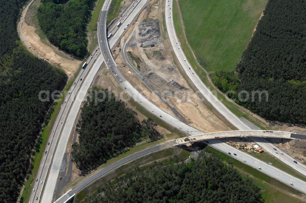 NUTHETAL from above - Das Autobahndreieck Nuthetal (A 10 und A 115) kurz vor der Verkehrsfreigabe der Tangente zum Autobahnkreuz Schönefeld, aufgenommen aus der Luft. Das am stärksten befahrene Autobahnteilstück Brandenburgs wird derzeit für 34 Millionen Euro umgebaut.Die Bauarbeiten des Landesbetriebes Straßenwesen beinhalten u.a. den Ausbau des Verbindungsteilstücks zwischen der A 10 und der A 115 , er wird bis 2010 dauern. Während hier derzeit täglich knapp 153.000 Fahrzeuge gezählt werden, sollen es 2015 bereits mehr als 200.000 sein. beteiligte Firmen sind die SchüßlerPlan Ingenieurgesellschaft, EUROVIA und BERGER