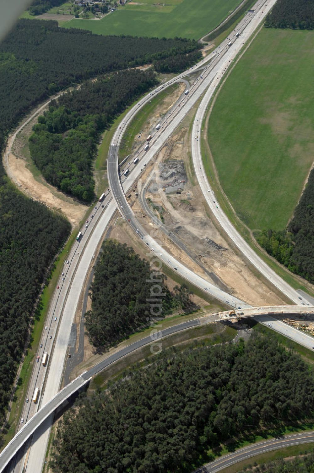 NUTHETAL from the bird's eye view: Das Autobahndreieck Nuthetal (A 10 und A 115) kurz vor der Verkehrsfreigabe der Tangente zum Autobahnkreuz Schönefeld, aufgenommen aus der Luft. Das am stärksten befahrene Autobahnteilstück Brandenburgs wird derzeit für 34 Millionen Euro umgebaut.Die Bauarbeiten des Landesbetriebes Straßenwesen beinhalten u.a. den Ausbau des Verbindungsteilstücks zwischen der A 10 und der A 115 , er wird bis 2010 dauern. Während hier derzeit täglich knapp 153.000 Fahrzeuge gezählt werden, sollen es 2015 bereits mehr als 200.000 sein. beteiligte Firmen sind die SchüßlerPlan Ingenieurgesellschaft, EUROVIA und BERGER