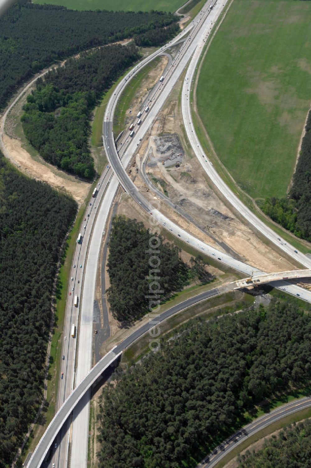 Aerial image NUTHETAL - Das Autobahndreieck Nuthetal (A 10 und A 115) kurz vor der Verkehrsfreigabe der Tangente zum Autobahnkreuz Schönefeld, aufgenommen aus der Luft. Das am stärksten befahrene Autobahnteilstück Brandenburgs wird derzeit für 34 Millionen Euro umgebaut.Die Bauarbeiten des Landesbetriebes Straßenwesen beinhalten u.a. den Ausbau des Verbindungsteilstücks zwischen der A 10 und der A 115 , er wird bis 2010 dauern. Während hier derzeit täglich knapp 153.000 Fahrzeuge gezählt werden, sollen es 2015 bereits mehr als 200.000 sein. beteiligte Firmen sind die SchüßlerPlan Ingenieurgesellschaft, EUROVIA und BERGER