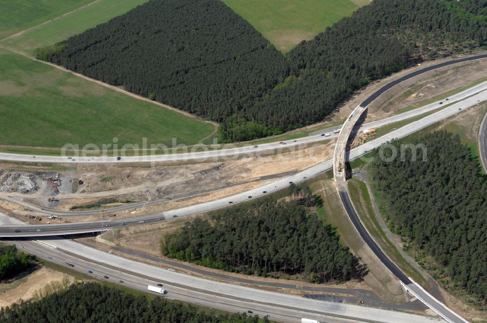 Aerial photograph NUTHETAL - Das Autobahndreieck Nuthetal (A 10 und A 115) kurz vor der Verkehrsfreigabe der Tangente zum Autobahnkreuz Schönefeld, aufgenommen aus der Luft. Das am stärksten befahrene Autobahnteilstück Brandenburgs wird derzeit für 34 Millionen Euro umgebaut.Die Bauarbeiten des Landesbetriebes Straßenwesen beinhalten u.a. den Ausbau des Verbindungsteilstücks zwischen der A 10 und der A 115 , er wird bis 2010 dauern. Während hier derzeit täglich knapp 153.000 Fahrzeuge gezählt werden, sollen es 2015 bereits mehr als 200.000 sein. beteiligte Firmen sind die SchüßlerPlan Ingenieurgesellschaft, EUROVIA und BERGER