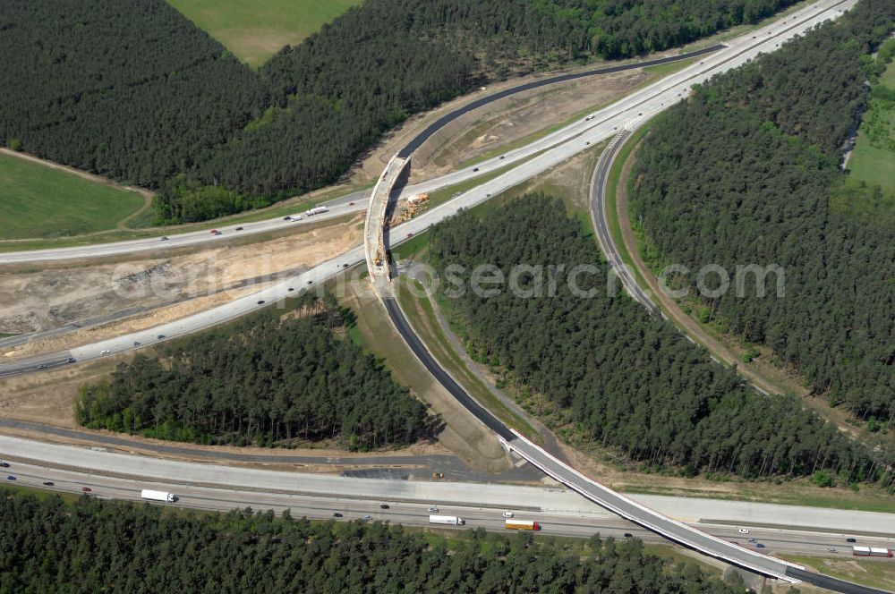 NUTHETAL from above - Das Autobahndreieck Nuthetal (A 10 und A 115) kurz vor der Verkehrsfreigabe der Tangente zum Autobahnkreuz Schönefeld, aufgenommen aus der Luft. Das am stärksten befahrene Autobahnteilstück Brandenburgs wird derzeit für 34 Millionen Euro umgebaut.Die Bauarbeiten des Landesbetriebes Straßenwesen beinhalten u.a. den Ausbau des Verbindungsteilstücks zwischen der A 10 und der A 115 , er wird bis 2010 dauern. Während hier derzeit täglich knapp 153.000 Fahrzeuge gezählt werden, sollen es 2015 bereits mehr als 200.000 sein. beteiligte Firmen sind die SchüßlerPlan Ingenieurgesellschaft, EUROVIA und BERGER