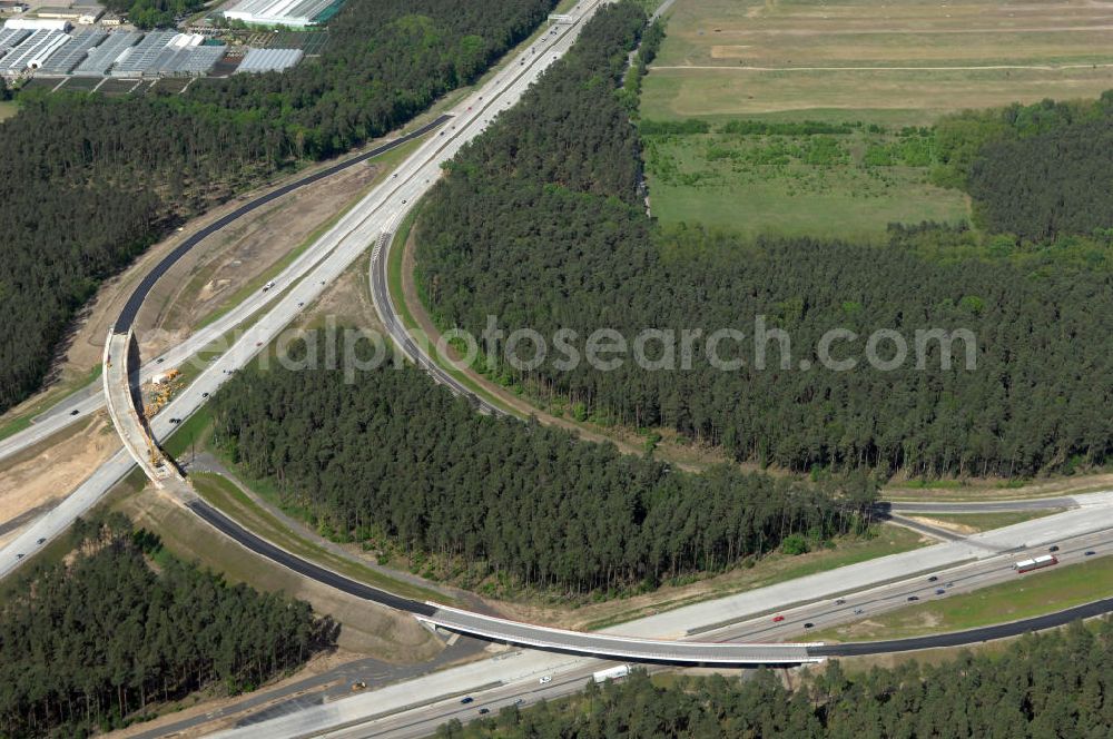 NUTHETAL from the bird's eye view: Das Autobahndreieck Nuthetal (A 10 und A 115) kurz vor der Verkehrsfreigabe der Tangente zum Autobahnkreuz Schönefeld, aufgenommen aus der Luft. Das am stärksten befahrene Autobahnteilstück Brandenburgs wird derzeit für 34 Millionen Euro umgebaut.Die Bauarbeiten des Landesbetriebes Straßenwesen beinhalten u.a. den Ausbau des Verbindungsteilstücks zwischen der A 10 und der A 115 , er wird bis 2010 dauern. Während hier derzeit täglich knapp 153.000 Fahrzeuge gezählt werden, sollen es 2015 bereits mehr als 200.000 sein. beteiligte Firmen sind die SchüßlerPlan Ingenieurgesellschaft, EUROVIA und BERGER