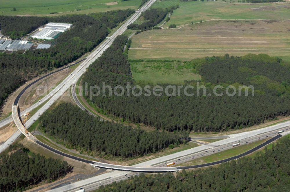 Aerial image NUTHETAL - Das Autobahndreieck Nuthetal (A 10 und A 115) kurz vor der Verkehrsfreigabe der Tangente zum Autobahnkreuz Schönefeld, aufgenommen aus der Luft. Das am stärksten befahrene Autobahnteilstück Brandenburgs wird derzeit für 34 Millionen Euro umgebaut.Die Bauarbeiten des Landesbetriebes Straßenwesen beinhalten u.a. den Ausbau des Verbindungsteilstücks zwischen der A 10 und der A 115 , er wird bis 2010 dauern. Während hier derzeit täglich knapp 153.000 Fahrzeuge gezählt werden, sollen es 2015 bereits mehr als 200.000 sein. beteiligte Firmen sind die SchüßlerPlan Ingenieurgesellschaft, EUROVIA und BERGER