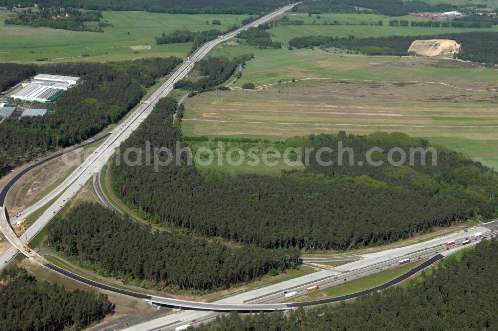 Aerial photograph NUTHETAL - Das Autobahndreieck Nuthetal (A 10 und A 115) kurz vor der Verkehrsfreigabe der Tangente zum Autobahnkreuz Schönefeld, aufgenommen aus der Luft. Das am stärksten befahrene Autobahnteilstück Brandenburgs wird derzeit für 34 Millionen Euro umgebaut.Die Bauarbeiten des Landesbetriebes Straßenwesen beinhalten u.a. den Ausbau des Verbindungsteilstücks zwischen der A 10 und der A 115 , er wird bis 2010 dauern. Während hier derzeit täglich knapp 153.000 Fahrzeuge gezählt werden, sollen es 2015 bereits mehr als 200.000 sein. beteiligte Firmen sind die SchüßlerPlan Ingenieurgesellschaft, EUROVIA und BERGER