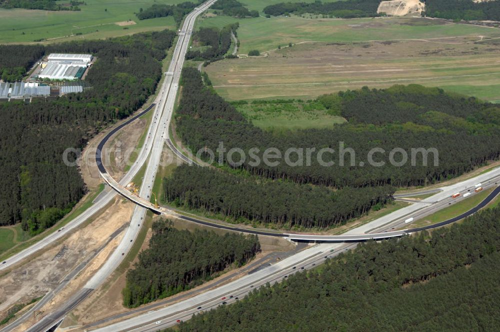 NUTHETAL from above - Das Autobahndreieck Nuthetal (A 10 und A 115) kurz vor der Verkehrsfreigabe der Tangente zum Autobahnkreuz Schönefeld, aufgenommen aus der Luft. Das am stärksten befahrene Autobahnteilstück Brandenburgs wird derzeit für 34 Millionen Euro umgebaut.Die Bauarbeiten des Landesbetriebes Straßenwesen beinhalten u.a. den Ausbau des Verbindungsteilstücks zwischen der A 10 und der A 115 , er wird bis 2010 dauern. Während hier derzeit täglich knapp 153.000 Fahrzeuge gezählt werden, sollen es 2015 bereits mehr als 200.000 sein. beteiligte Firmen sind die SchüßlerPlan Ingenieurgesellschaft, EUROVIA und BERGER