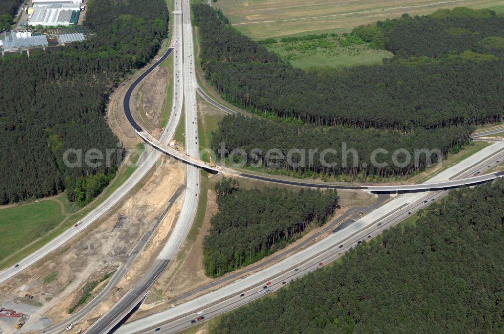 NUTHETAL from the bird's eye view: Das Autobahndreieck Nuthetal (A 10 und A 115) kurz vor der Verkehrsfreigabe der Tangente zum Autobahnkreuz Schönefeld, aufgenommen aus der Luft. Das am stärksten befahrene Autobahnteilstück Brandenburgs wird derzeit für 34 Millionen Euro umgebaut.Die Bauarbeiten des Landesbetriebes Straßenwesen beinhalten u.a. den Ausbau des Verbindungsteilstücks zwischen der A 10 und der A 115 , er wird bis 2010 dauern. Während hier derzeit täglich knapp 153.000 Fahrzeuge gezählt werden, sollen es 2015 bereits mehr als 200.000 sein. beteiligte Firmen sind die SchüßlerPlan Ingenieurgesellschaft, EUROVIA und BERGER