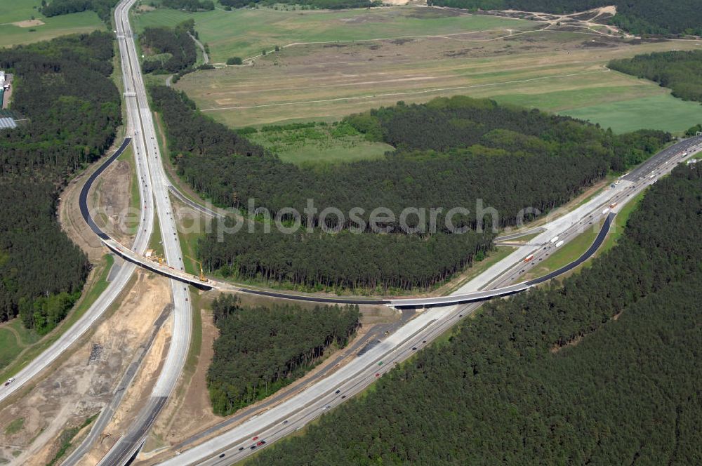 Aerial image NUTHETAL - Das Autobahndreieck Nuthetal (A 10 und A 115) kurz vor der Verkehrsfreigabe der Tangente zum Autobahnkreuz Schönefeld, aufgenommen aus der Luft. Das am stärksten befahrene Autobahnteilstück Brandenburgs wird derzeit für 34 Millionen Euro umgebaut.Die Bauarbeiten des Landesbetriebes Straßenwesen beinhalten u.a. den Ausbau des Verbindungsteilstücks zwischen der A 10 und der A 115 , er wird bis 2010 dauern. Während hier derzeit täglich knapp 153.000 Fahrzeuge gezählt werden, sollen es 2015 bereits mehr als 200.000 sein. beteiligte Firmen sind die SchüßlerPlan Ingenieurgesellschaft, EUROVIA und BERGER