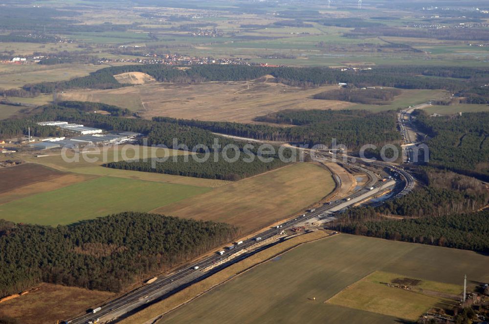 Nuthetal bei Saarmund / BRB from the bird's eye view: Nuthetal Das Autobahndreieck Nuthetal (A 10 und A 115) bei Potsdam, aufgenommen aus der Luft am 23.01.2008. Das am stärksten befahrene Autobahnteilstück Brandenburgs wird derzeit für 34 Millionen Euro umgebaut.Die Bauarbeiten des Landesbetriebes Straßenwesen beinhalten u.a. den Ausbau des Verbindungsteilstücks zwischen der A 10 und der A 115 , er wird bis 2010 dauern. Während hier derzeit täglich knapp 153.000 Fahrzeuge gezählt werden, sollen es 2015 bereits mehr als 200.000 sein. Ausführende Firmen sind die EUROVIA VBU und BERGER BAU.